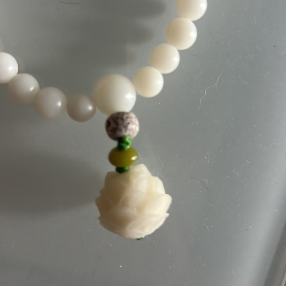 Mala Beads and Bracelet | White & Green Jade Set with Box - Picture 4 of 6